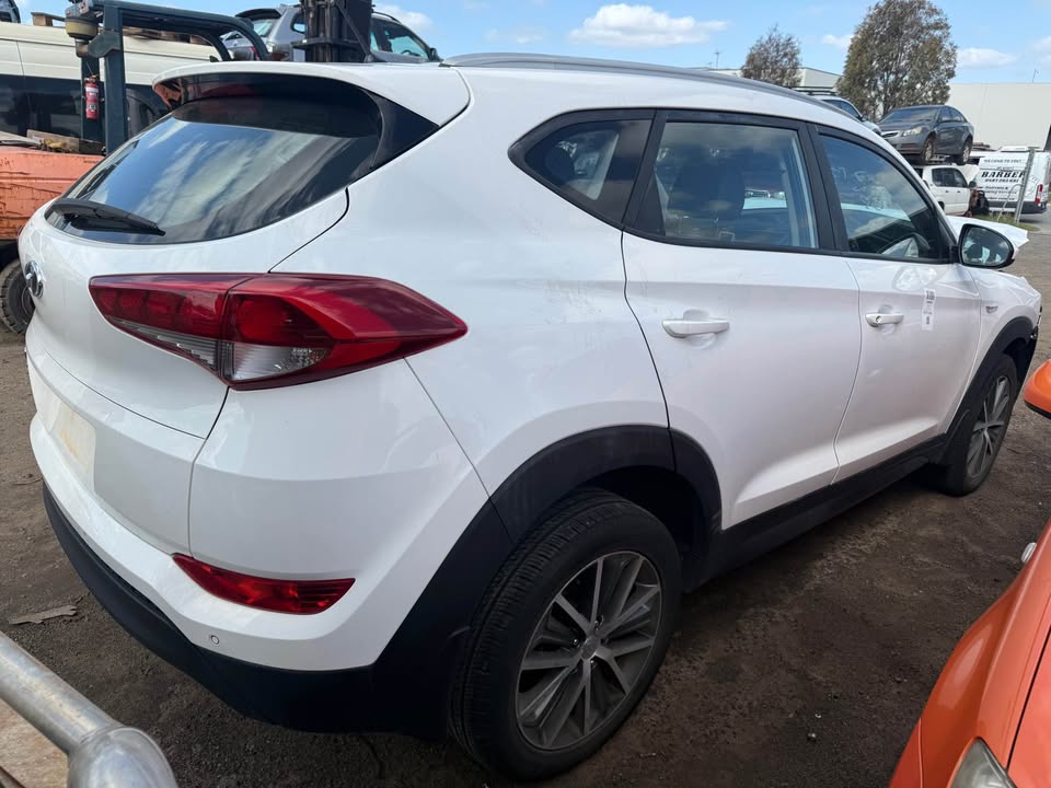 Wrecking 2016 Hyundai Tucson white - Wrecking 2016 Hyundai Tucson Perth - ZZ Auto Wreckers Wrecking 2016 Hyundai Tucson-zz-auto-wreckers